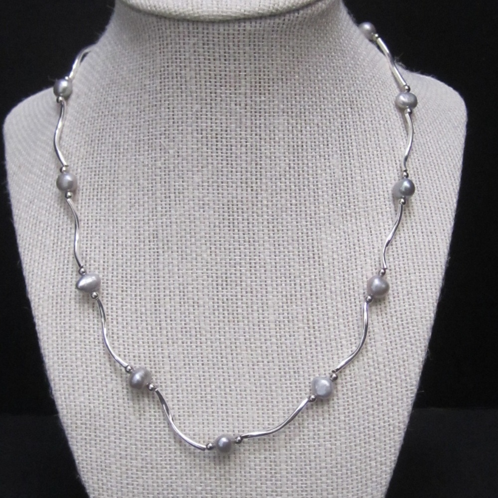 Light  silver  gray  freshwater  pearl  necklace